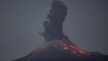Vulcão Anak Krakatau entra em erupção na Indonésia