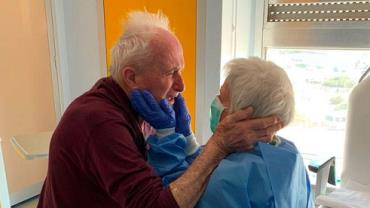 Juntos há 52 anos, casal de idosos vence coronavírus e reencontro viraliza