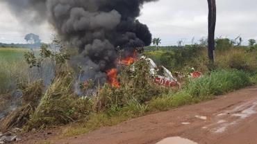 MA: Avião cai e explode na BR-135; piloto morreu na hora