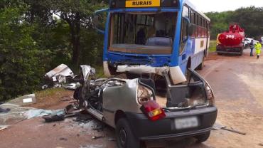 Batida de carro com ônibus mata sete jovens que voltavam de festa em Sertãozinho (SP)