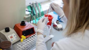 Vacina desenvolvida na Inglaterra será testada em humanos a partir de quinta (23)