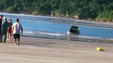 Homem morre após afundar carro no mar e ser levado pela correnteza no litoral de SP