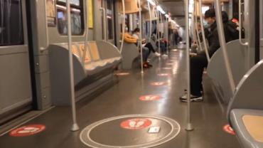 Coronavírus: Metrô de Milão ganha adesivos para evitar aglomeração de passageiros