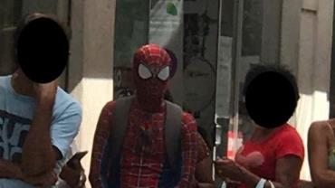 Rapaz vestido de Homem-Aranha é visto em fila para receber auxílio emergencial no Rio de Janeiro