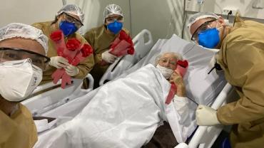 No Dia das Mães, equipe de enfermagem faz homenagem para internadas com Covid-19 em hospital de campanha do RJ