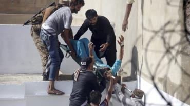 Moradores encontram sobreviventes em queda de avião no Paquistão