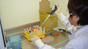 Vice-presidente de laboratório americano prevê testes em humanos até julho com "anticorpo muito potente" contra o coronavírus