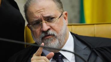 Aras se manifesta contra pedido para apreender celular de Bolsonaro