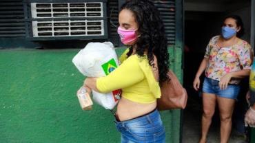 Profissionais do sexo e comerciantes recebem cestas básicas no Rio de Janeiro