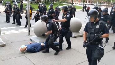 Policiais são suspensos após empurrarem idoso em manifestação antirracista nos EUA; vídeo
