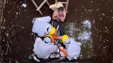 Britânico foge de cachorro, cai em poço e é resgatado após 6 dias na Indonésia