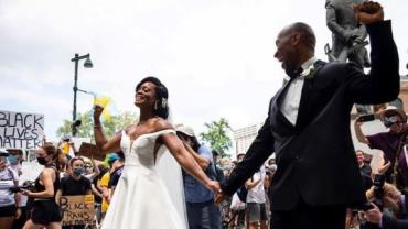 Casal celebra casamento em meio a protesto antirracista nos EUA