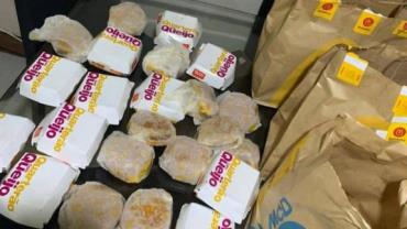 Menino de 5 anos gasta R$ 225 ao pedir hambúrgueres pelo celular da mãe