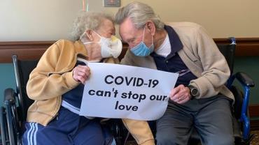 Casal de 90 anos se reencontra após mulher vencer a Covid-19 e marido se declara: "Você está tão maravilhosa"