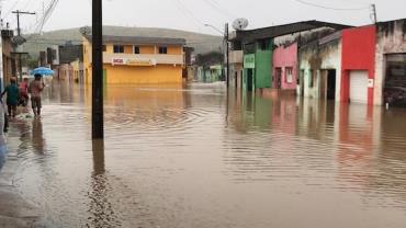 Barragem se rompe e invade casas em Pernambuco