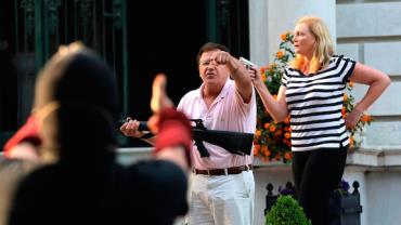 EUA: Casal de advogados aponta armas para manifestantes durante protesto antirracismo