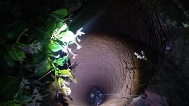 Jovem cai em buraco de 12 metros enquanto urinava no mato em MG