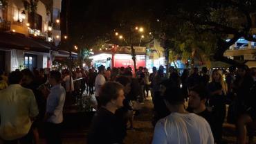 Primeira noite de funcionamento de bares tem aglomerações no Rio