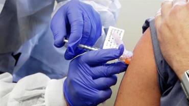 Vacina de Oxford é segura e induz reação imune, diz estudo