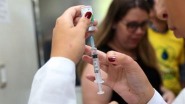 Rússia promete distribuição em massa de vacina em outubro