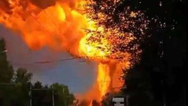 Grande explosão em posto de gasolina deixa feridos na Rússia; vídeo