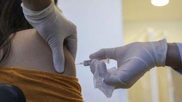 Tomar mais de uma vacina não significa maior proteção, explica infectologista