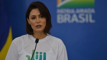Primeira-dama Michelle Bolsonaro lamenta falecimento da avó por covid-19