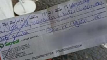 Mulher encontra cheque de quase R$ 9 mil no chão e devolve ao dono
