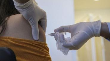 Rússia anuncia produção de 1º lote de polêmica vacina