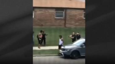 EUA: homem negro é baleado várias vezes por policiais em Kenosha; vídeo