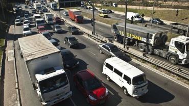 Mais de 215 mil veículos buscam litoral paulista no feriado prolongado