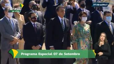 Bolsonaro cumprimenta populares em solenidade de 7 de Setembro