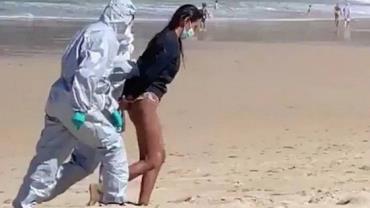 Mulher é presa em praia após surfar mesmo estando com Covid-19