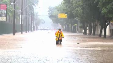 Chuvas causam alagamentos no RJ e cidade entra em estado de atenção