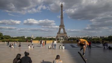 Torre Eiffel, em Paris, é evacuada por suspeita de bomba