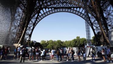 Torre Eiffel, em Paris, é reaberta após suspeita de bomba