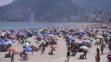Em dia de calor, praias cariocas registram aglomeração