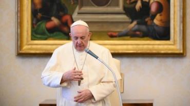 Papa diz que fiéis têm dever de pagar impostos e respeitar leis