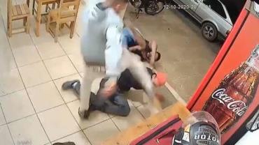 Motoboy é ameaçado em restaurante e bate em dois homens em MG; vídeos de briga viralizam
