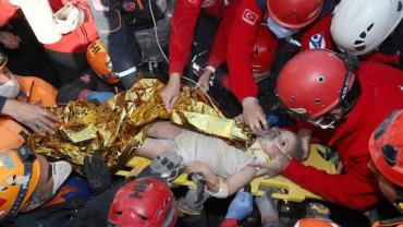 Menina de 4 anos é resgatada 91 horas após terremoto na Turquia
