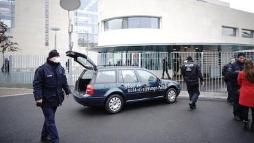 Carro bate no portão do escritório da chanceler Angela Merkel em Berlim; motorista é detido
