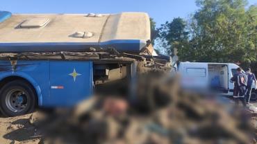 Acidente entre ônibus e caminhão em rodovia no interior de SP deixa dezenas de mortes