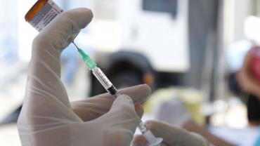Rússia começa a vacinar principais grupos de risco contra covid-19