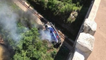 Sobe para 19 número de mortos em acidente com ônibus em MG