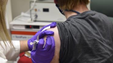 'Vacina deve funcionar contra variante', diz ministro italiano