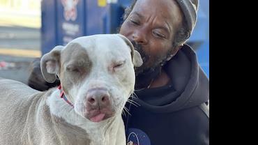 Morador de rua salva cães e gatos de incêndio nos Estados Unidos