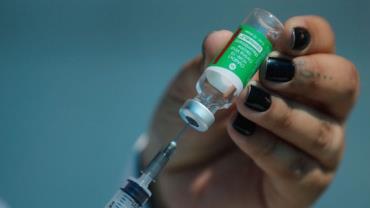 Estudo aponta que vacina da Oxford tem 82% de eficácia após 2ª dose