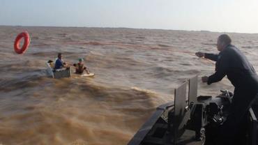 Homens são resgatados à deriva dentro de geladeira em rio no Pará
