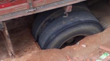 Jovem fica prensado na parede por caminhão e morre no Ceará