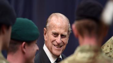 Com disparos de artilharia e flores, Reino Unido saúda príncipe Philip